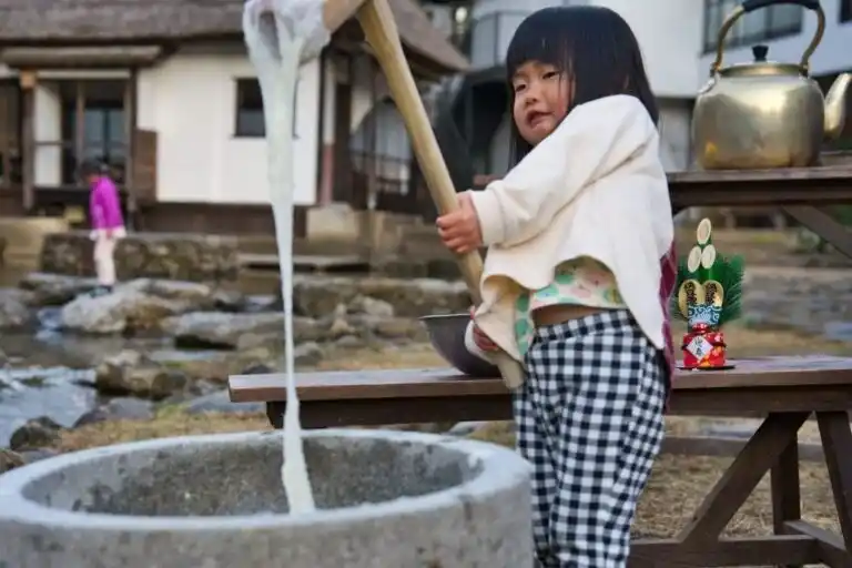 【ウッドデザインパーク株式会社】 【愛知県岡崎市】冬の無料体験型イベント｜グランピング宿泊者限定！臼と杵を使った本格もちつき体験《１月土日開催！》ウッドデザインパーク岡崎