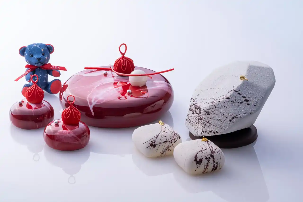 【コンラッド大阪】 2025 年のクリスマスケーキの販売を開始 輝く宝石とクリスマスオーナメントをイメージした新作ケーキコレクションで華やかに