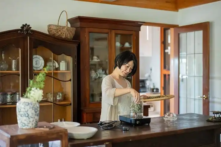 【奈良市役所】 【奈良市移住者インタビュー】千年の歴史を抱く奈良で、とびきりの一日が芽吹く。ハーブとともに暮らす大西真実江さん