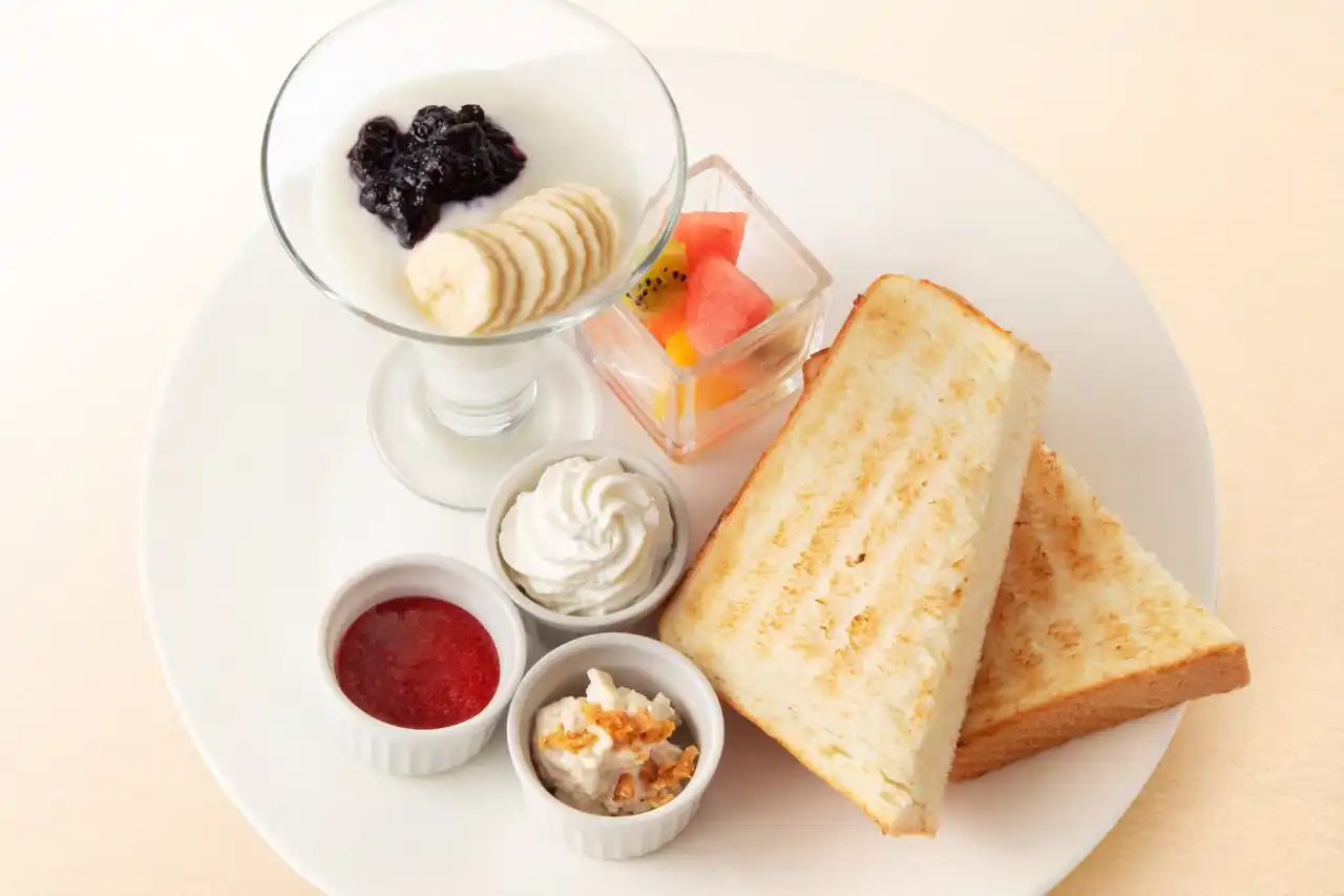 【タカノフルーツパーラー】オープンから1時間限定　トッピングが選べるモーニングメニュー