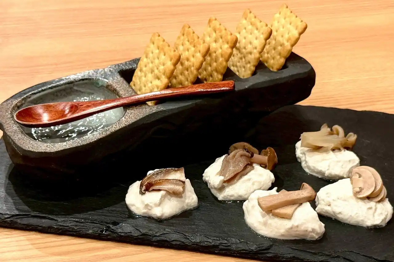 食欲の秋を彩る新作メニュー！5種のきのこカナッペとほうじ茶パンナコッタが9月限定で登場！　「純国産馬刺しと朝引き鶏 にほんいち 大阪堺筋本町店」