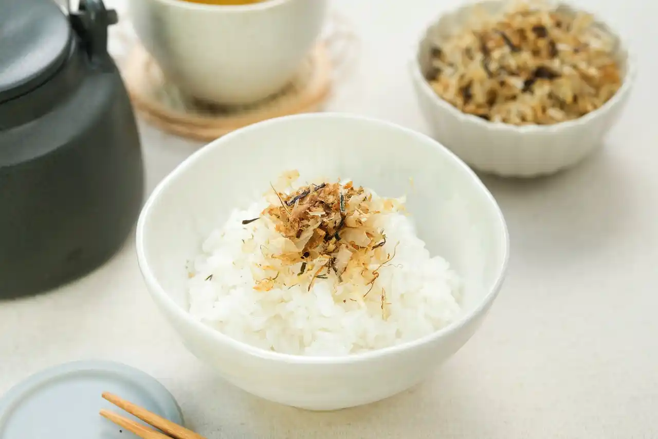 国産のいわし節と昆布の旨みが主役の『国産素材の磯香る朝ふりかけ』をスナックミーオンラインストアで期間限定発売