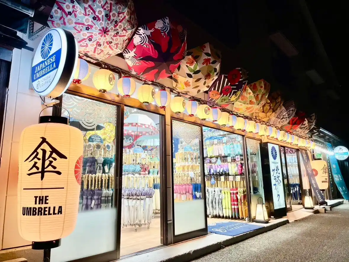 【和心】 由布院・金鱗湖に新名所誕生｜和傘専門店『北斎グラフィック』とサウナ雑貨『musumusu』が本日同時リニューアルオープン