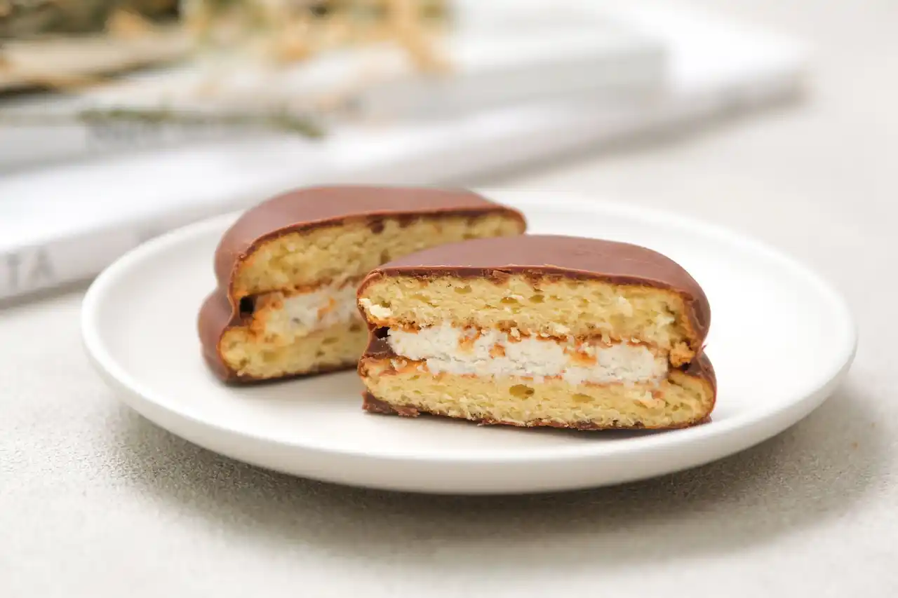 懐かしいのに、今の気分にちょうどいい。大人が罪悪感なく楽しめる『ほろふわクリームサンド』をスナックミーオンラインストアで期間限定発売