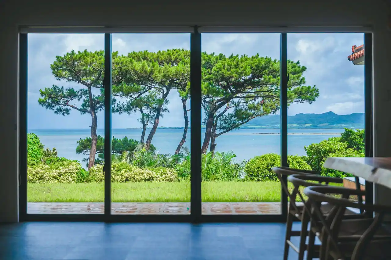 広大な1400平方メートル の大自然を“独り占め”する、オーシャンビューの一棟貸しヴィラが石垣島にオープン！「呼吸する宿 ISHIGAKI Tida」- 開業1か月で稼働80％超、海外ゲストからも高評価の声