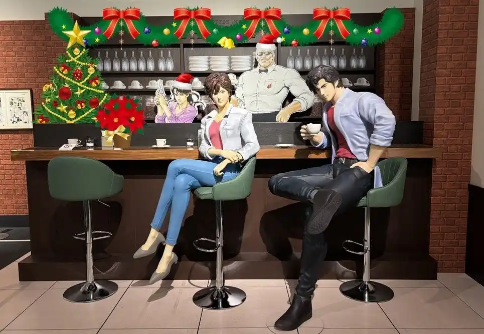 【株式会社コアミックス】 上野の森美術館にて開催中「シティーハンター大原画展」の『喫茶キャッツアイ』コーナーがクリスマスデコレーション！サンタ帽の海坊主、美樹がお出迎え！2日間限定のクリスマスの入場者プレゼントも!!