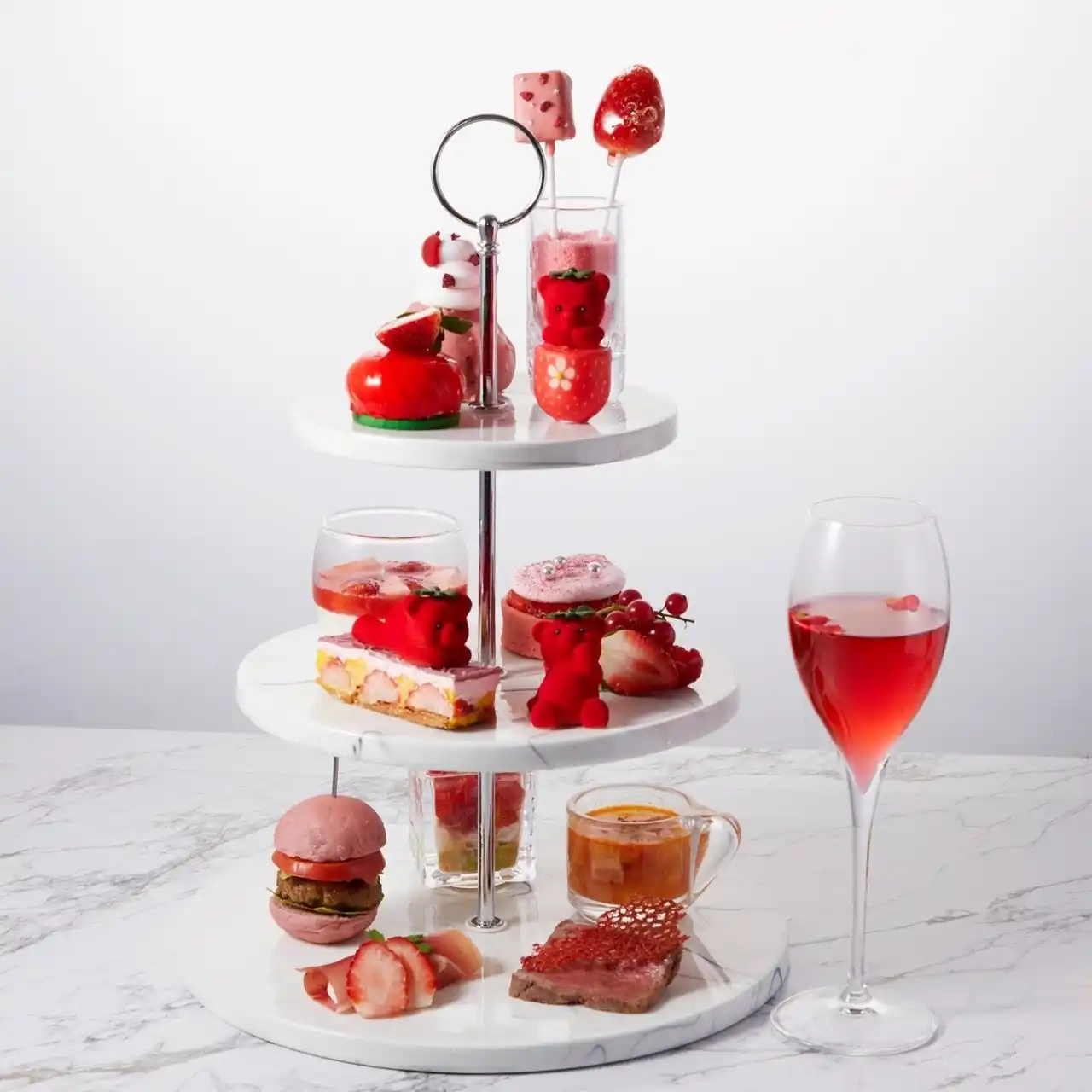 【株式会社スイーツプラス】 苺が彩る、可憐で華やかな冬のティータイム「LOUANGE TOKYO STRAWBERRY FAIR 2025-2026」