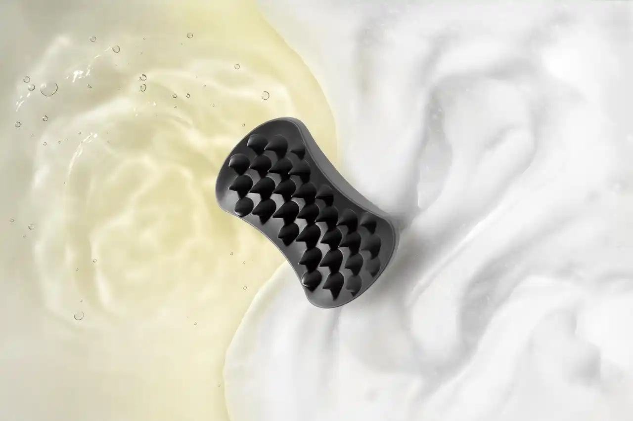 【株式会社バルクオム】 シャンプーブラシとしてもマッサージブラシとしても使える、シリコン製のスキャルプブラシが登場。