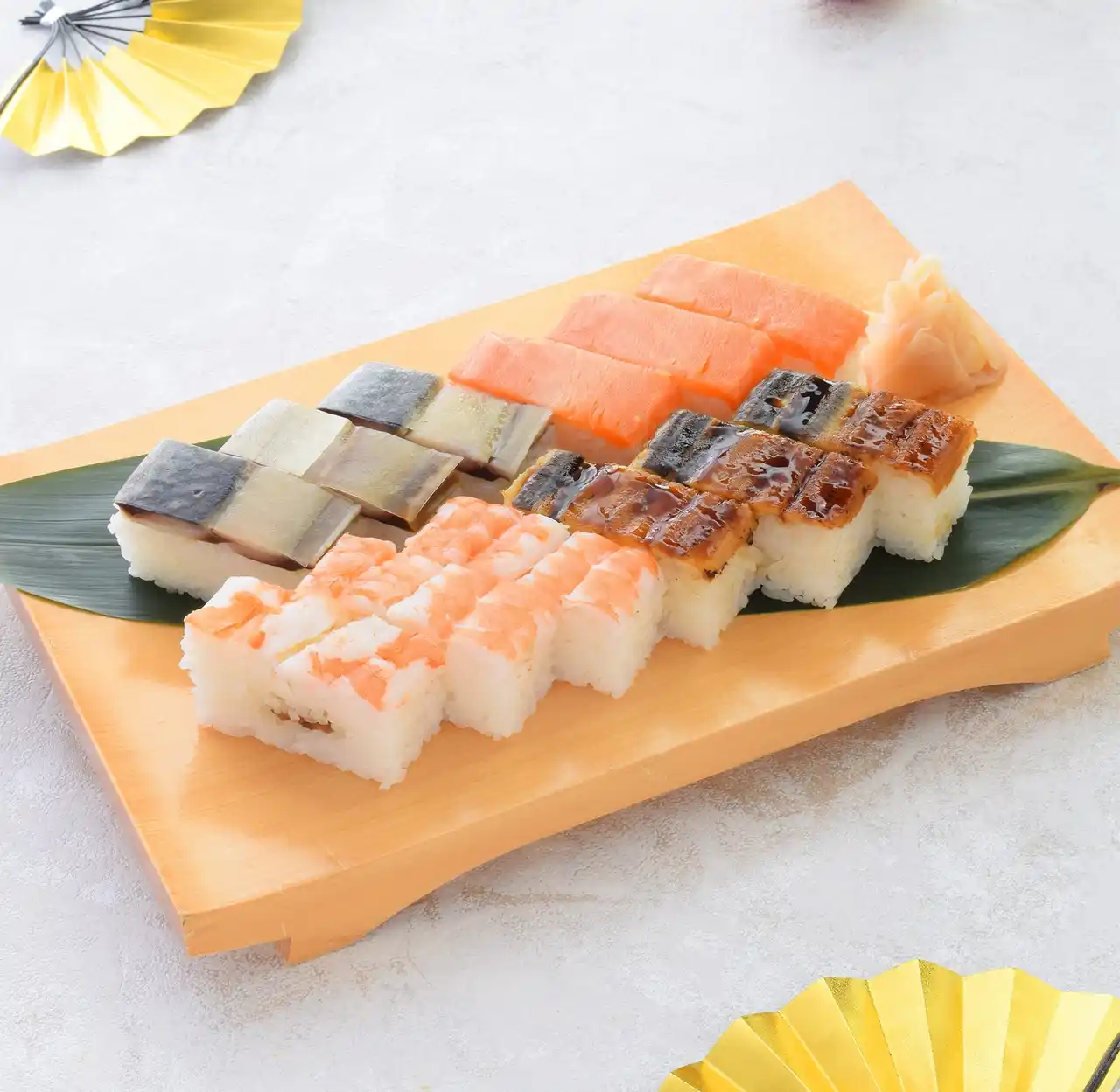 【株式会社梅の花グループ】 【古市庵】新春を彩る華やかな詰合せ。「迎春押寿司 巴」初売り価格で登場！