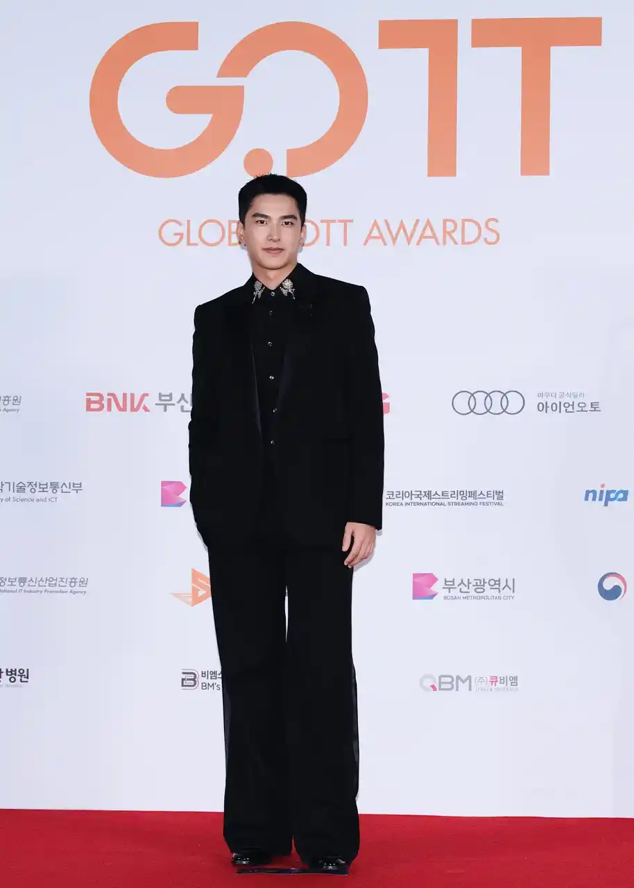 【McQueen】ツェン・ジンホアがマックイーンを着用