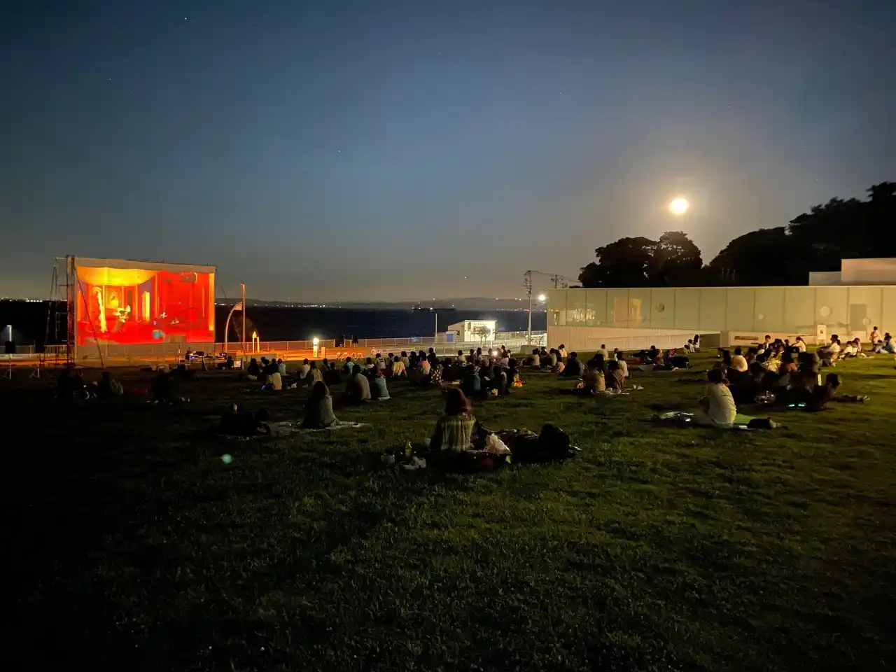 【横須賀市】 海の広場に巨大スクリーンが出現、横須賀美術館が野外映画館に！「夏の野外シネマパーティー」を開催します