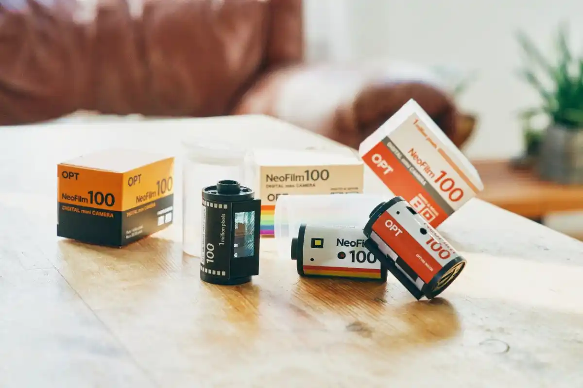 【株式会社シンシア】 「撮る喜び」を再発見。雑貨ブランド「Opt！」より、フィルム型デジタルトイカメラ「OPT100 Neo Film」が2025年12月10日（水）に新発売