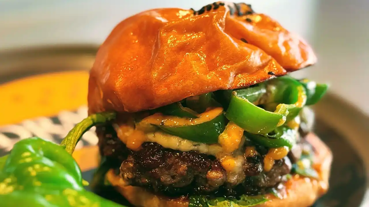 【 京都 】夏の京野菜 「万願寺とうがらし」 を使った期間限定バーガー《 万願寺BLUE 》、DRAGON BURGERにて８月１日より販売開始！