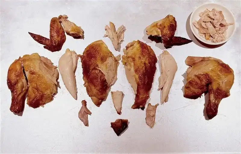 クリスマスといえば丸鶏のローストチキン！簡単レシピと捌き方　年間90万羽を手作業で捌くプレコフーズの鶏職人チームがご案内