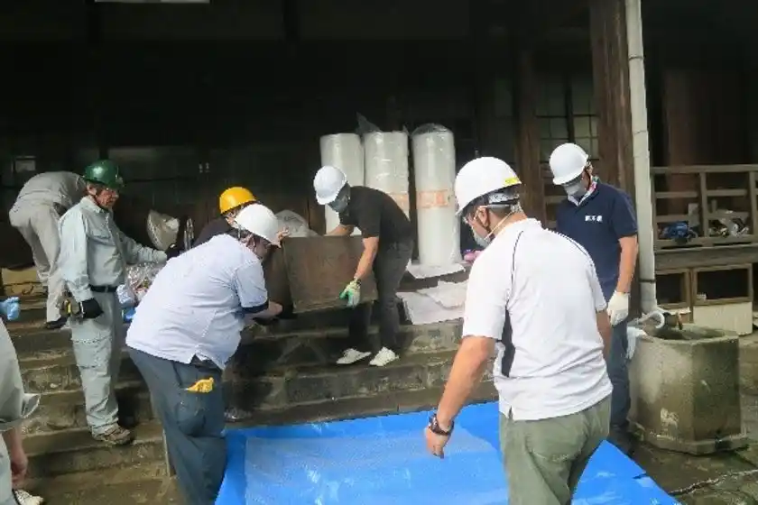 寺院から文化財を救出する様子(熊本地震)