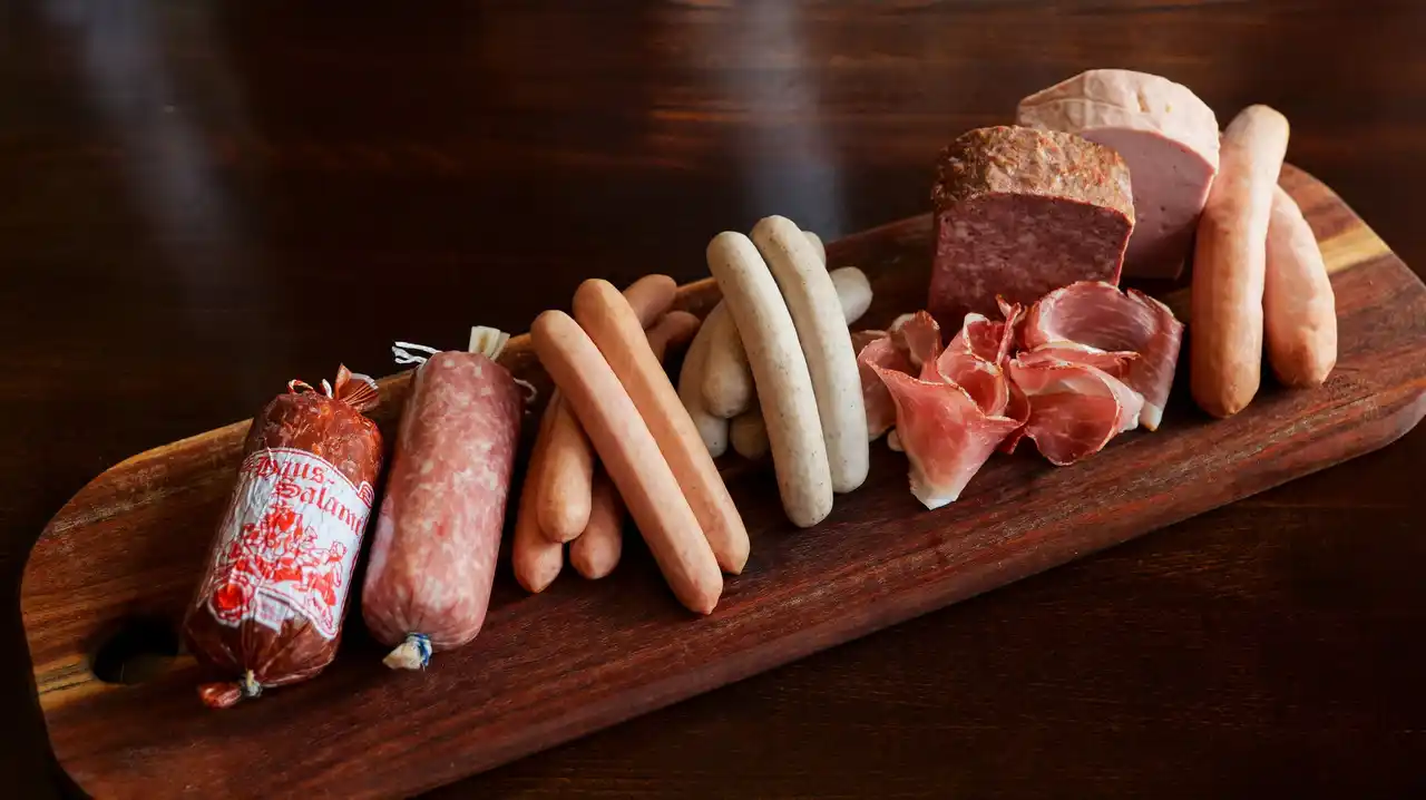 佐渡の頑固者が世界を唸らせた　～ドイツ食肉連盟主催「IFFA2025」にて、へんじんもっこの9商品が最高位となる金賞（満点評価）を受賞～