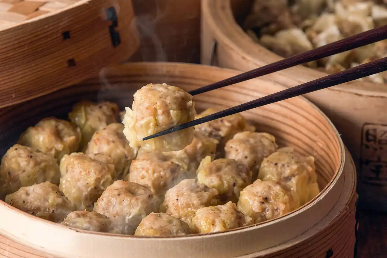 【羅家 東京豚饅】12月12日(金)より、新商品 “黒焼売”と“海老焼売”が登場！