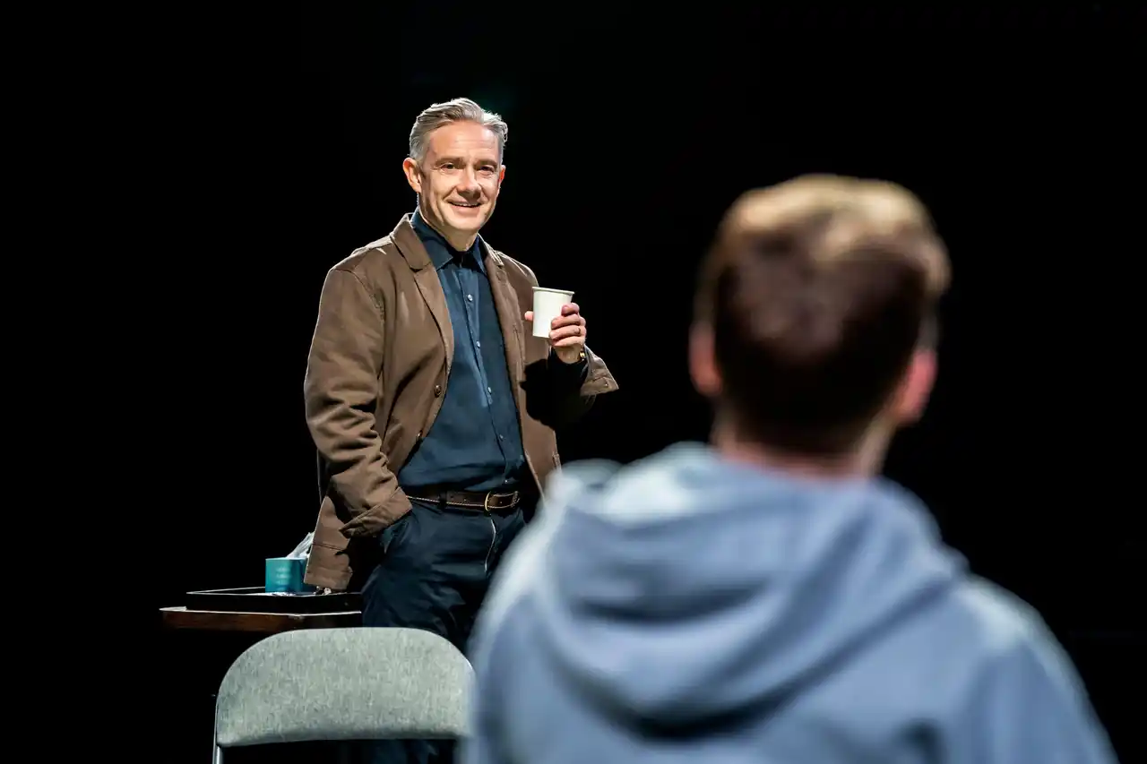 【カルチャヴィル合同会社】 3/20（金・祝）に劇場公開になるナショナル・シアター・ライブ『フィフス・ステップ』ジャック・ロウデンxマーティン・フリーマンの特別映像（日本語字幕付）が完成し、解禁になりました。