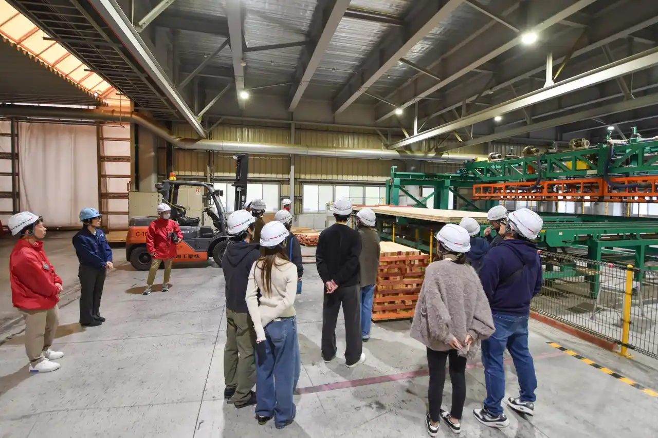 【お施主様・住宅建築検討者向け】ライフデザイン・カバヤオリジナル「CLTハイブリッド構法」の住まいに使われるCLTの製造工場見学ツアーを開催