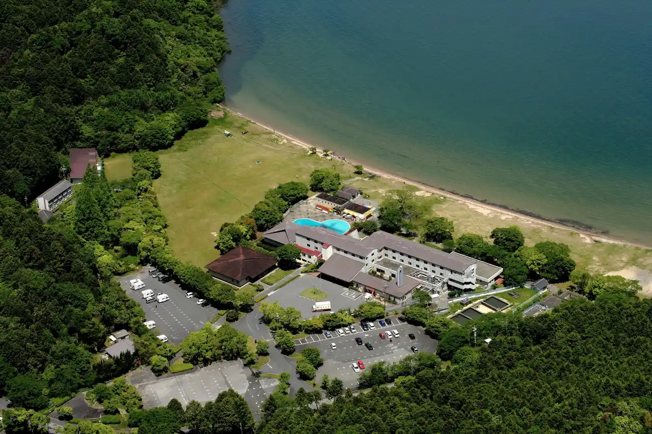 【自然にときめくリゾート 休暇村】 休暇村近江八幡の目の前！　琵琶湖湖東「宮ヶ浜水泳場」が７月１9日オープン　波打ち際まで芝生で快適、水質「ＡＡ」の湖水浴場