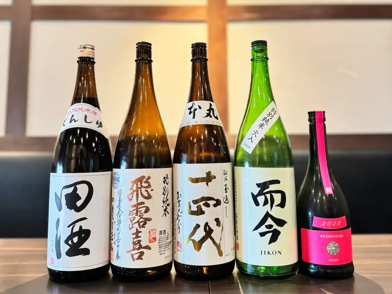 【株式会社ビリオンフーズ】 【￥2,980でプレミアム銘柄飲み比べ】十四代・而今・新政含む希少酒5種飲み比べ＋120分飲み放題｜8月1日(金)～8月31日(日)、日本酒原価酒蔵5店舗で限定開催！
