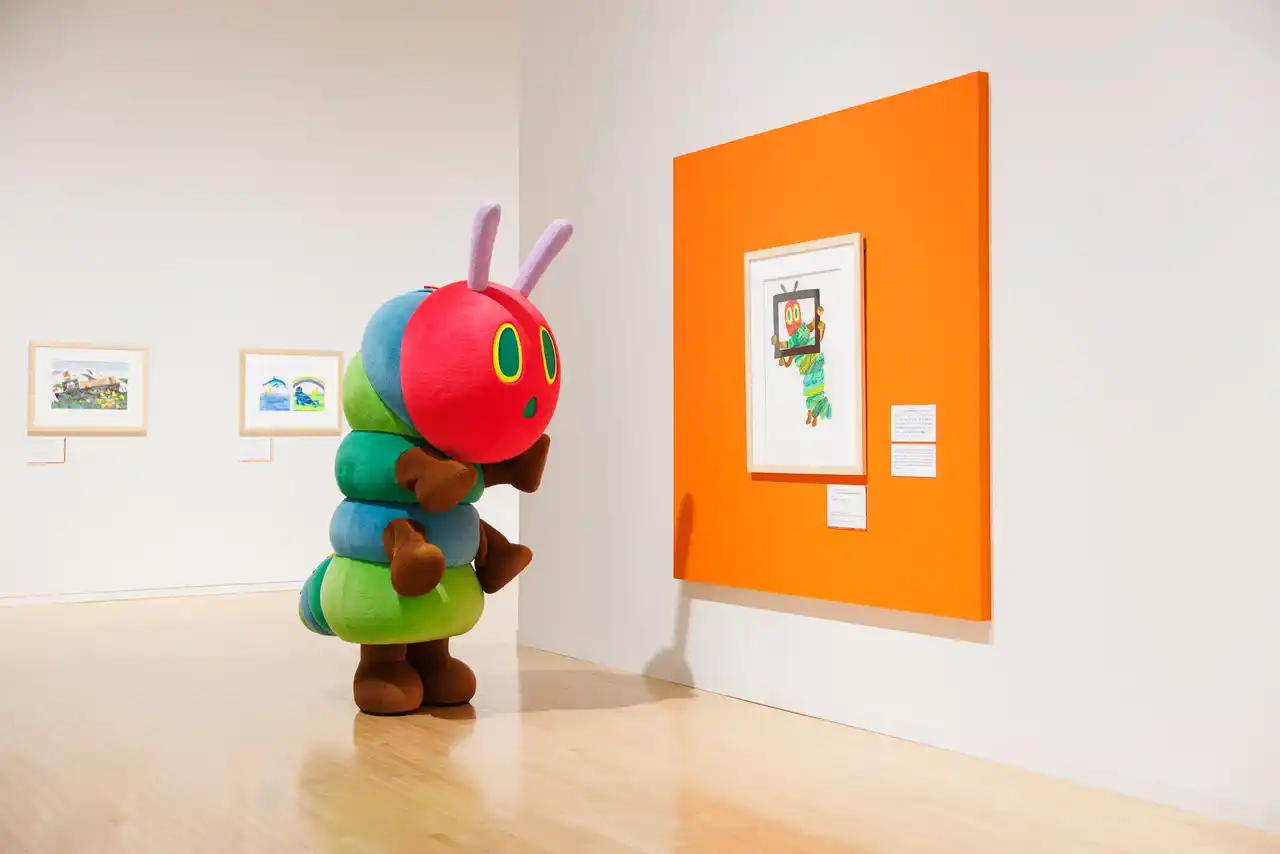 明日開幕！「エリック・カール展 はじまりは、はらぺこあおむし」一足先にあおむしが来場。オリジナルグッズやスペシャル企画も！