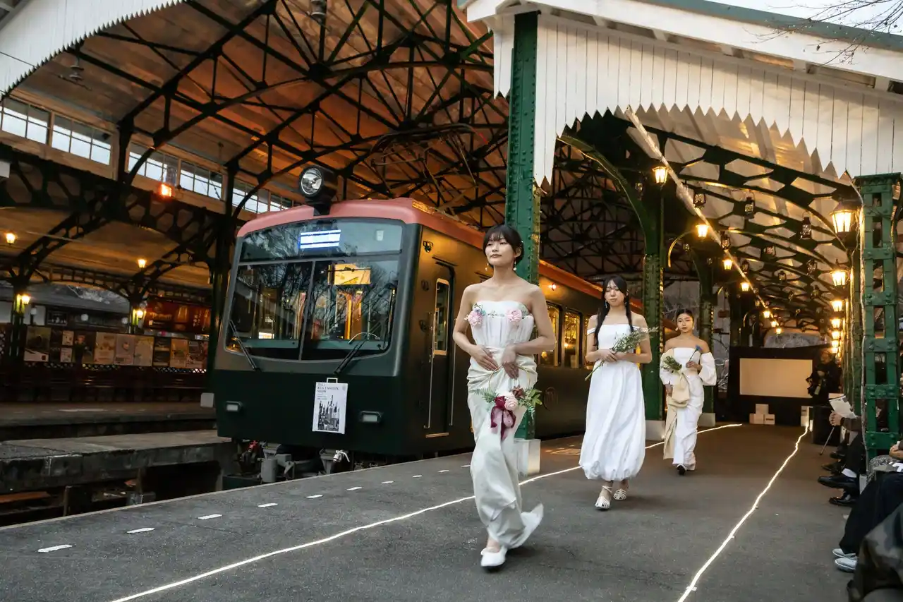 【学校法人 瓜生山学園　京都芸術大学】 【京都芸術大学×叡山電鉄】走行する電車でファッションショーを開催！ 芸大生の創造力とノスタルジックなローカル線の魅力が交差する 1日だけのスペシャルイベント