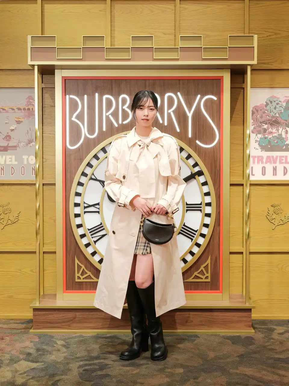 【バーバリー・ジャパン株式会社】 【BURBERRY】阪急うめだ本店でのポップアップストア開催を祝し、最新のアウター ウェアを纏ったゲストが来場