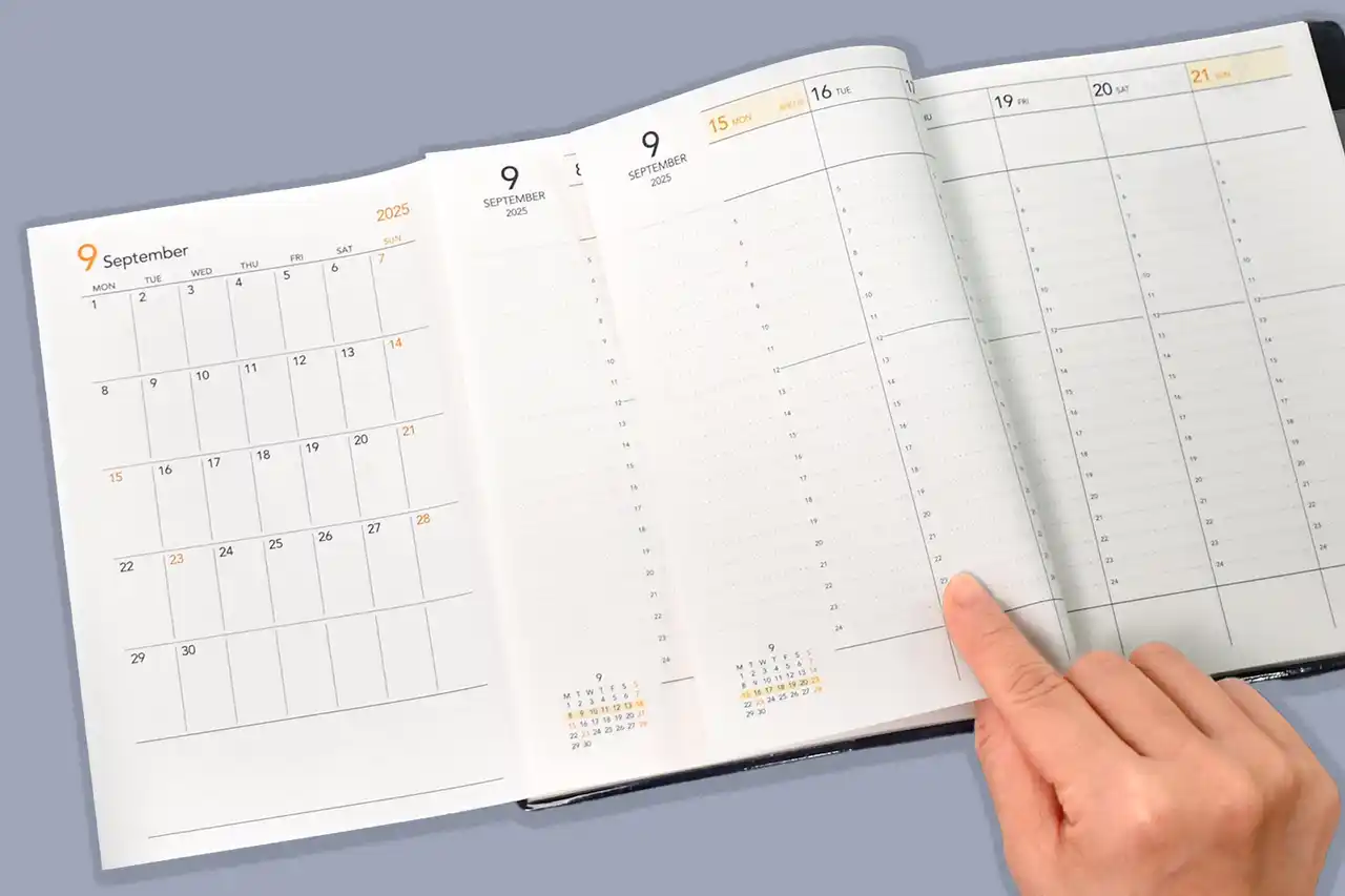 【伊藤手帳株式会社】 1年を２冊に分冊で軽量化。折りたたみ式月間ページで予定管理がもっとしやすく！大学生が考案した"本当に使いやすい"手帳、ワンセメ手帳2025年版、お試し半期バージョン8/1発売