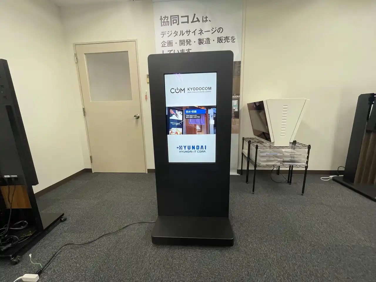 【株式会社協同コム】 絶妙なサイジング。HYUNDAI製 32型完全屋外サイネージ H323SLK 発売のお知らせ