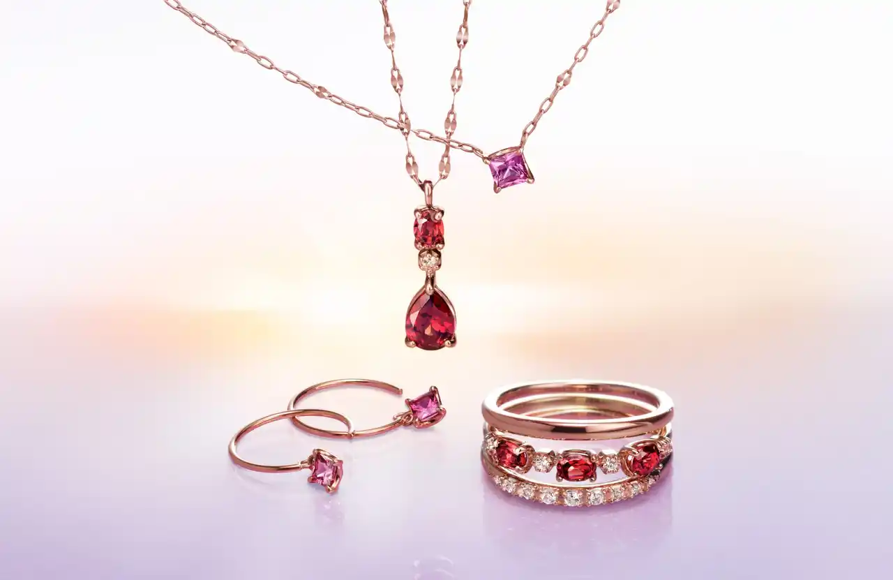 【株式会社エフ・ディ・シィ・プロダクツ】 新たな希望と喜びに溢れ、輝かしい新年にふさわしい4℃の「2026 New Year Collection」が登場