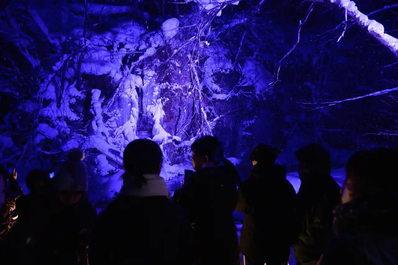 【奥入瀬渓流ホテル】地元の魅力を未来へ繋ぐ。中学生を対象とした「氷瀑ライトアップツアー」体験会を実施