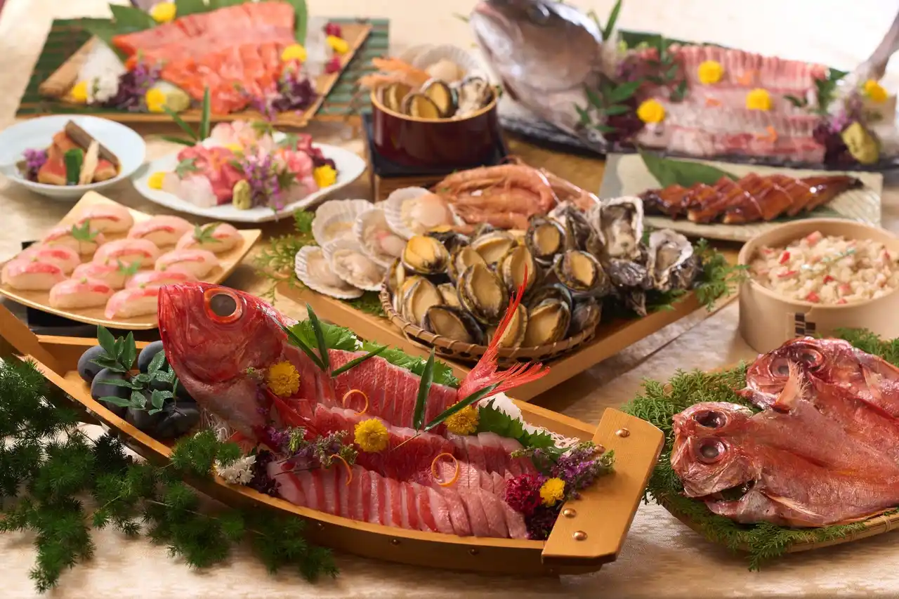 【大江戸温泉物語グループ】 【Premium 伊東ホテルニュー岡部限定】追加料金無し！金目鯛づくしとあわびの海鮮バイキング心ゆくまで金目鯛を。あわびの海鮮蒸しも味わう、満足の海の幸。