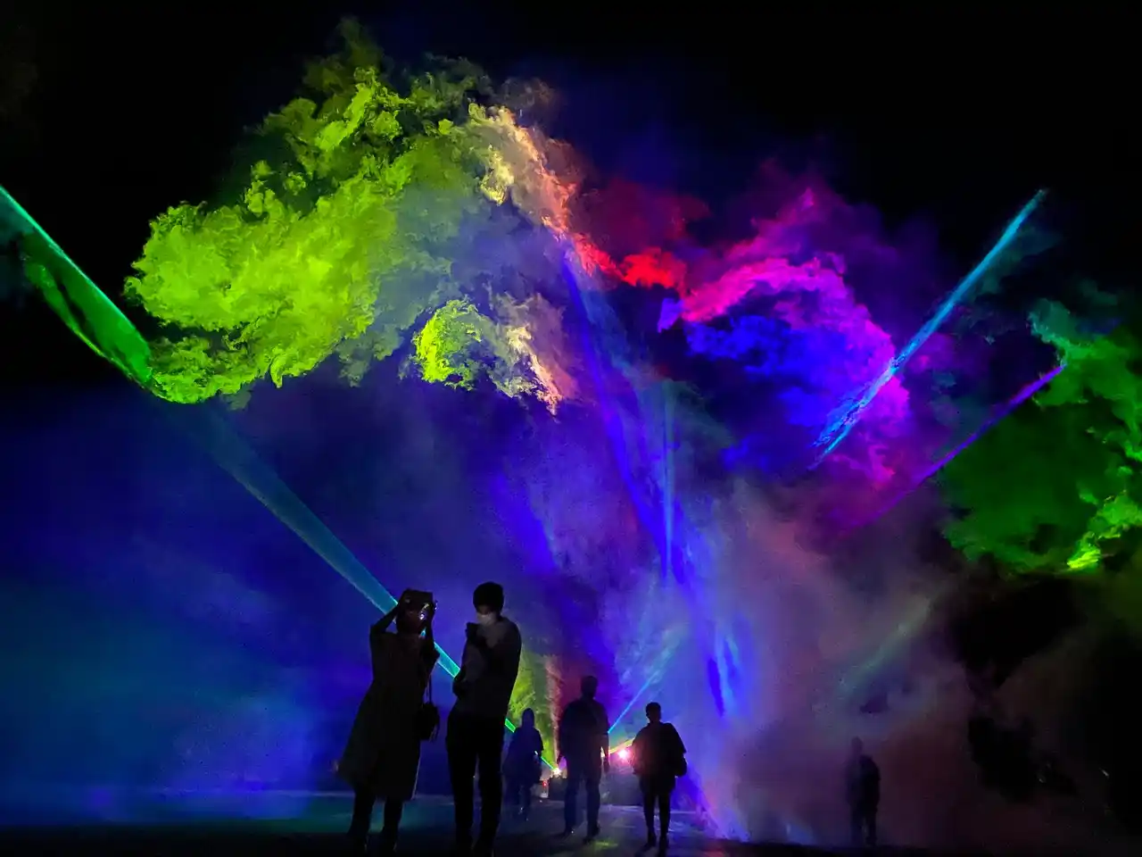 【ヴィーナスレーザー株式会社】 まだ間に合う！「大迫力 レーザー オーロラ ショー」全国対応・　12/23-1/31開催可能・夜のSNS映えスポットや集客のためのコンテンツとしてオススメ