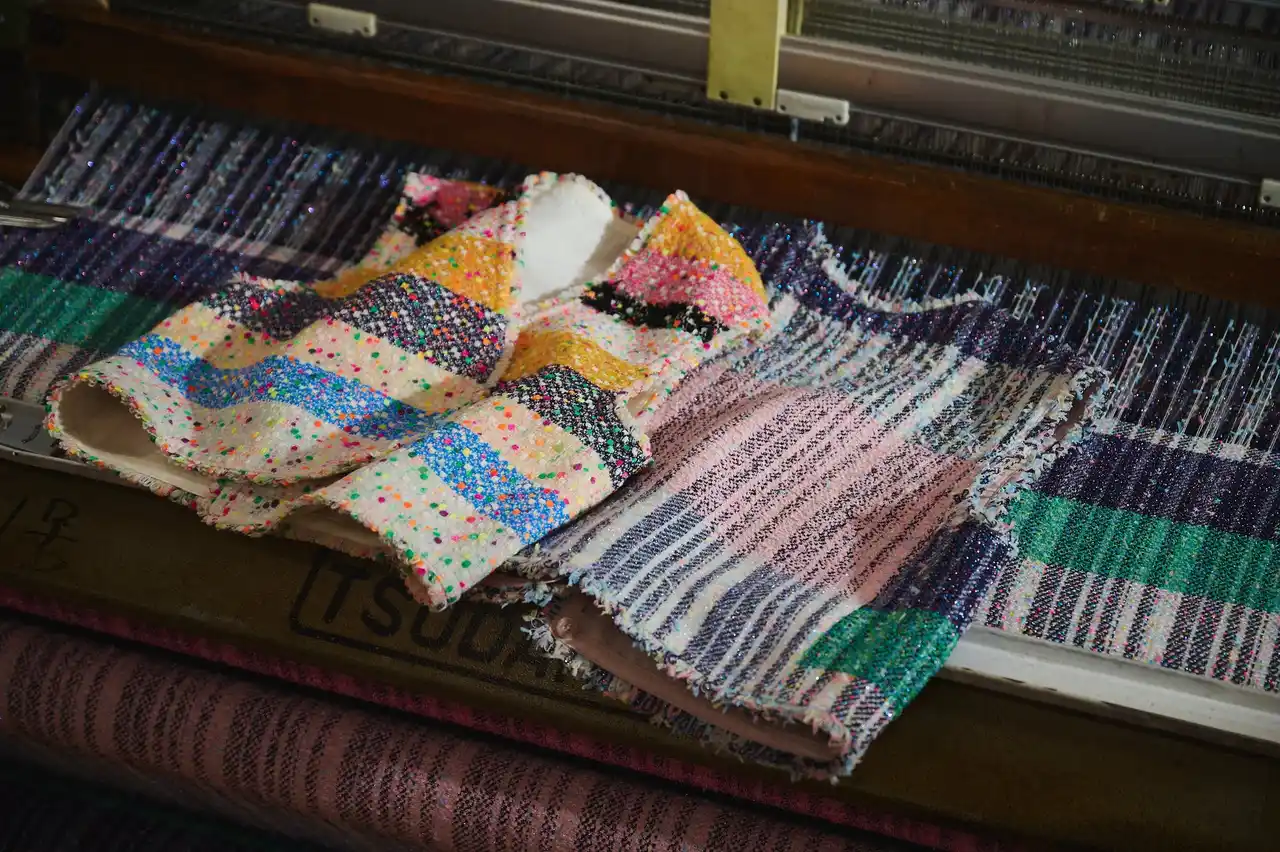 【へラルボニー×日本ホームスパン】ルンビニー苑・良子氏の「さをり織り」のデザインをプロダクト化したコラボレーション製品が誕生。