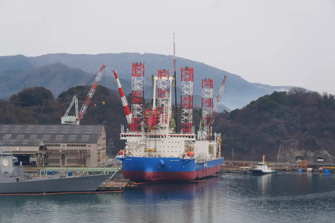 【舞鶴市】 世界最大級の作業船「BLUE WIND」がJMU舞鶴事業所に入港