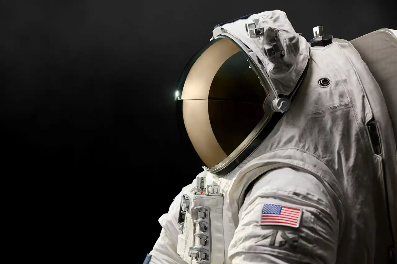 オークリーとアクシオム・スペース、宇宙飛行士のための次世代バイザーシステムを発表
