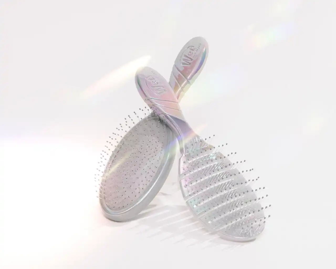 【株式会社ネイチャーラボ】 世界70ヵ国以上で愛される『WetBrush(R)(ウェットブラシ)』より"虹色の輝き"をまとった「イリデッセンスシリーズ」が登場毎日のヘアケアが心ときめく瞬間に