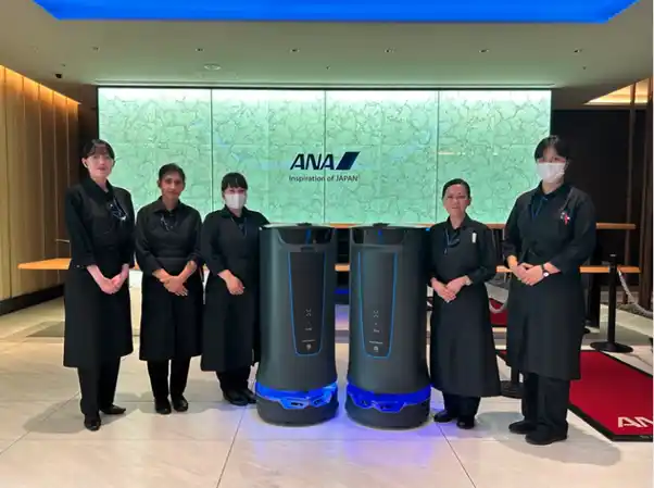 DFA Robotics、羽田空港と成田空港のANAラウンジにおいて、下げ膳ロボット「HolaBot」を提供
