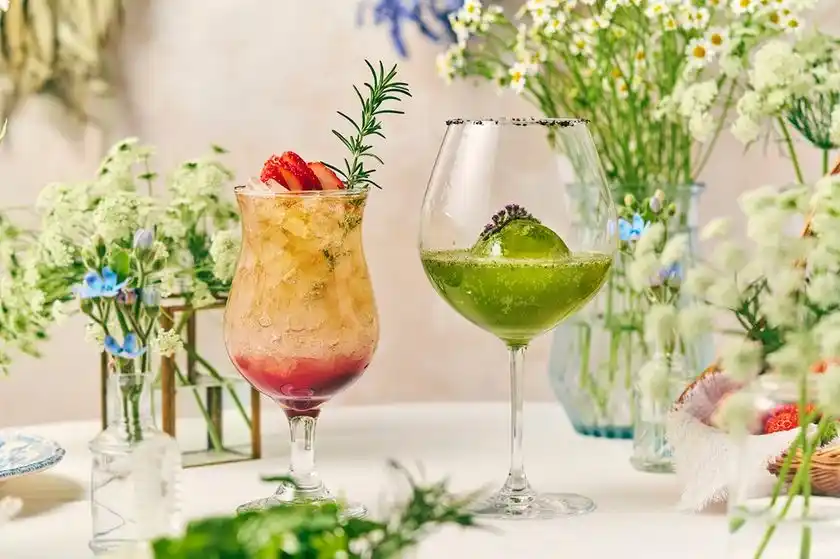 カクテルドリンク（左）Refreshing Berry（右）Japonesque Garden