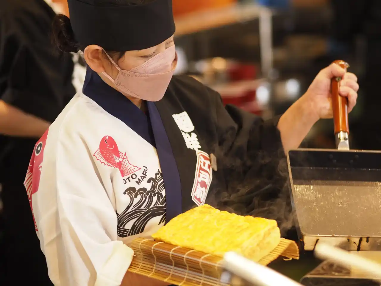 【株式会社コムライン】 廻鮮江戸前すし魚魚丸1,800人の頂点は「勤続17年のパートナー」。人手不足の時代に「働きやすさ」と「技術継承」を目指し、誰もが主役になれるエンタメ回転寿司の舞台を創り出す。
