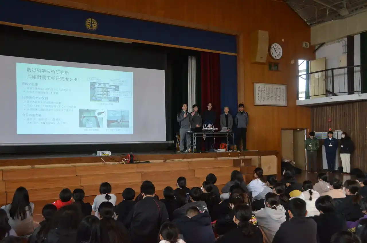 【豊橋市】 磯辺小で最新の「地震損傷判定」実証実験と出前授業！建物の継続使用の可否を光で判定 ～地震防災への意識、児童の学びを地域にも～