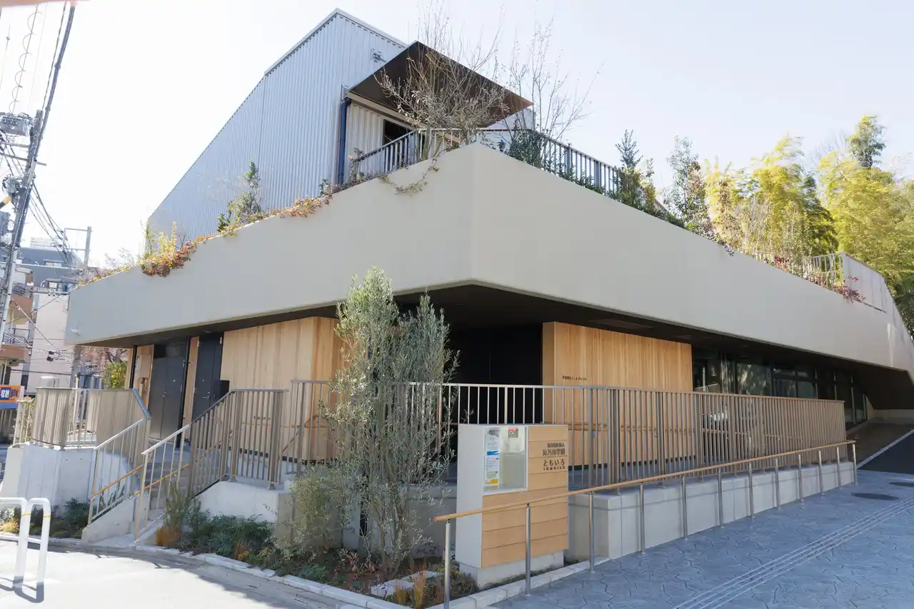 【株式会社KADOKAWA】 「新宿区×滝乃川学園×角川クラフト」官民連携の三位一体プロジェクト　障がいのある方がより一層活躍できる持続可能な共創の場　「世界樹カフェ＆ギャラリー」開設