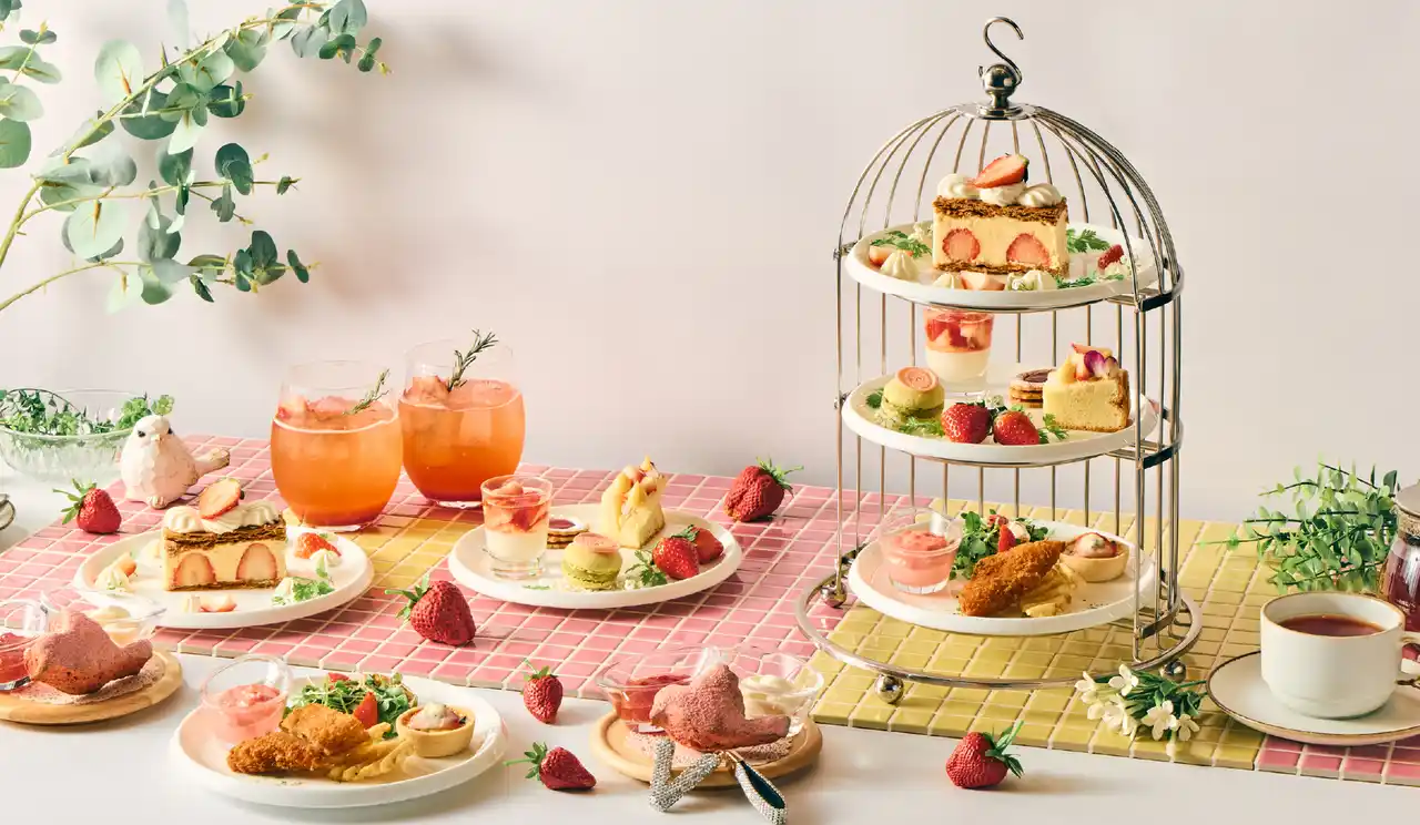 【voco大阪セントラル】1月9日より、ノスタルジーと華やかさが融合した「ノスタルジックいちごアフタヌーンティー」が登場。旬の国産苺を贅沢に使用したスイーツやお食事メニューにご注目を。
