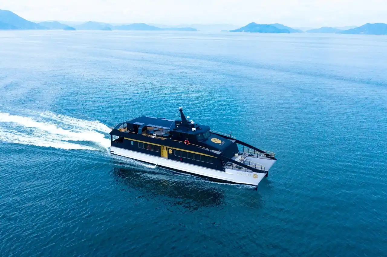 【株式会社瀬戸内ブランドコーポレーション】 【2026年3月1日～9月28日｜金土日月祝限定 ※】観光型高速クルーザー「SEA SPICA」× 尾道倶楽部　昨年好評の乗船付き宿泊プランを春夏シーズンも継続実施 ※一部除外日あり