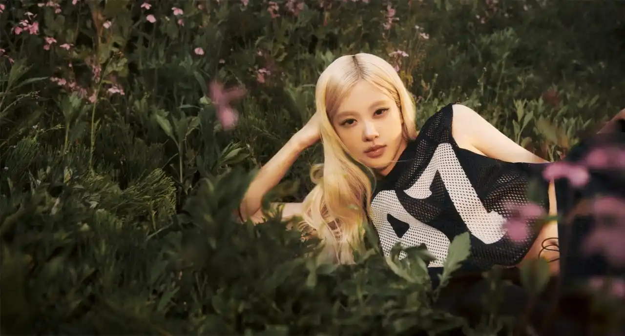 【プーマ ジャパン株式会社】 BLACKPINK ROSEの美学を反映した“初”のコレクションが登場、モノクロームを基調にプーマのスポーツDNAと融合させた「PUMA x ROSE」コレクションを2025年8月28日（木）より発売