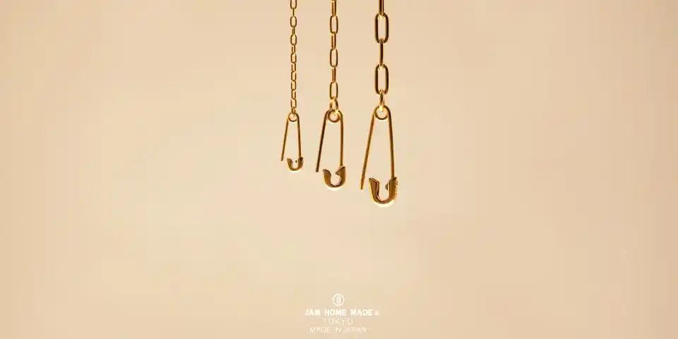 【株式会社 JAM HOME MADE】 JAM HOME MADE人気の定番シリーズに新作が登場！！安全ピンシリーズ新作はひかえめなミニサイズ。