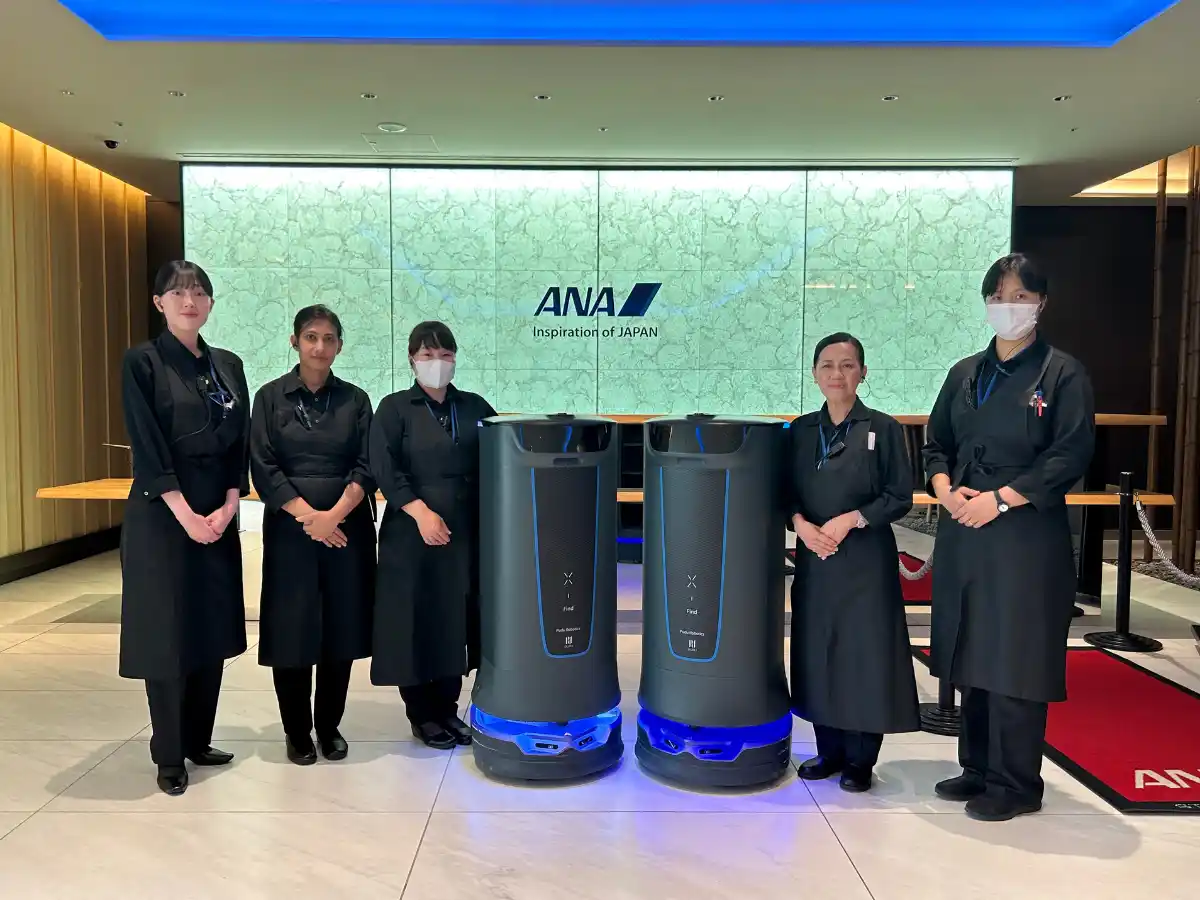 DFA Robotics、羽田空港と成田空港のANAラウンジにおいて、下げ膳ロボット「HolaBot」を提供