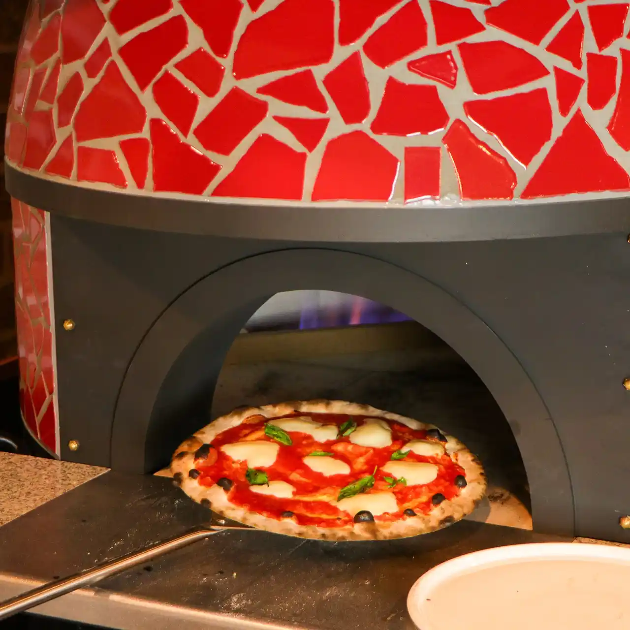 本当に大衆酒場！？本気の窯焼きピザが1000円以下で楽しめる「ボナパルトブルー」。店内中央部に置かれた最新型ピザ窯で豪快に焼き上げたピザは一見の価値あり！！