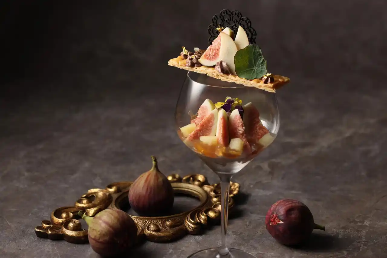 【グランドニッコー東京 台場】『大人の贅沢 秋パフェ』提供期間：2025年9月1日（月）～10月31日（金）～カシスや洋梨など、果実の恵みを味わう秋のカクテルも提供～